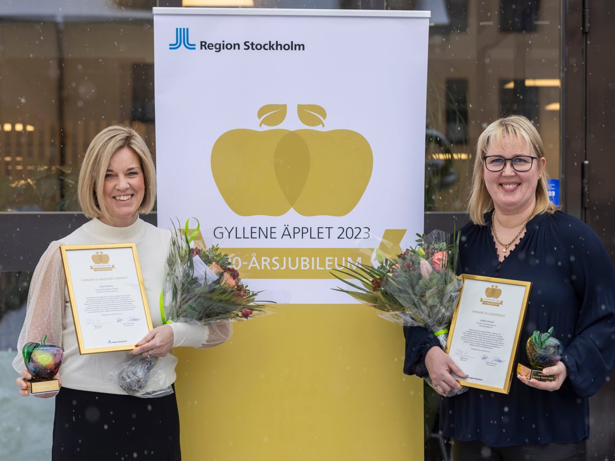 Vinnarna av Gyllene Äpplet 2023. Medarbetarpris: Anna Östbring, specialistsjuksköterska Intensivvårdsavdelningen Huddinge, Karolinska Universitetssjukhuset, och  ledarpris: Annika Dunvall, vårdenhetschef, Neurolog- och strokemottagningen Danderyds Sjukhus AB. Foto; Liza Simonsson