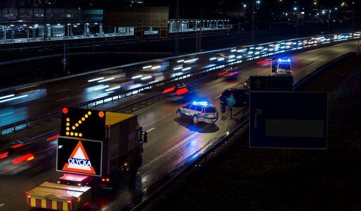Räddningsfordon på en väg där det har skett en trafikolycka