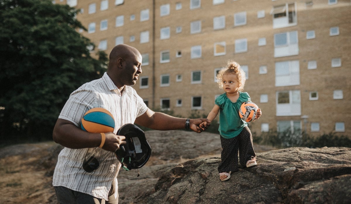 Familj leker utomhus