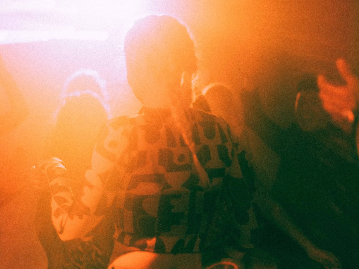 Ungdomar dansar på ett dansgolv i strålkastarljus 