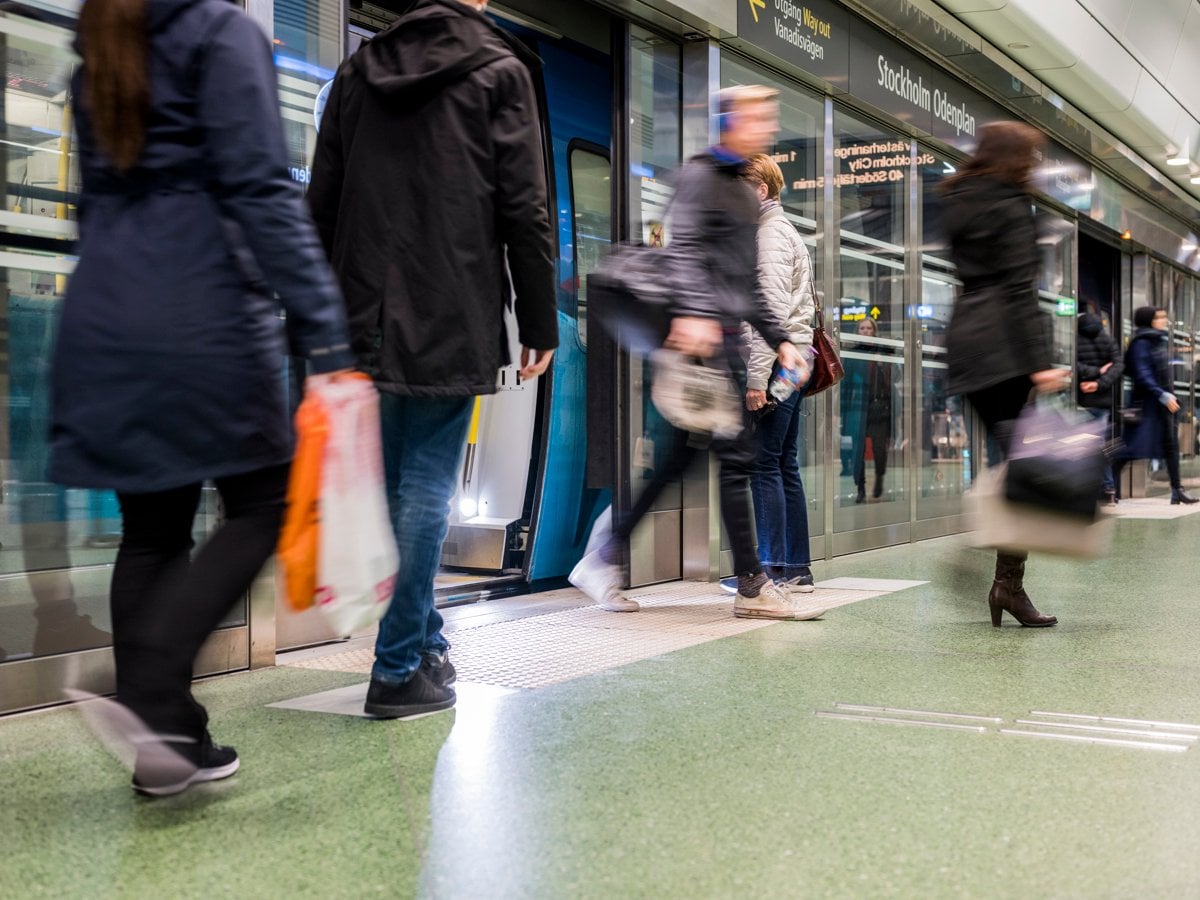 Människor går av och på pendeltåget