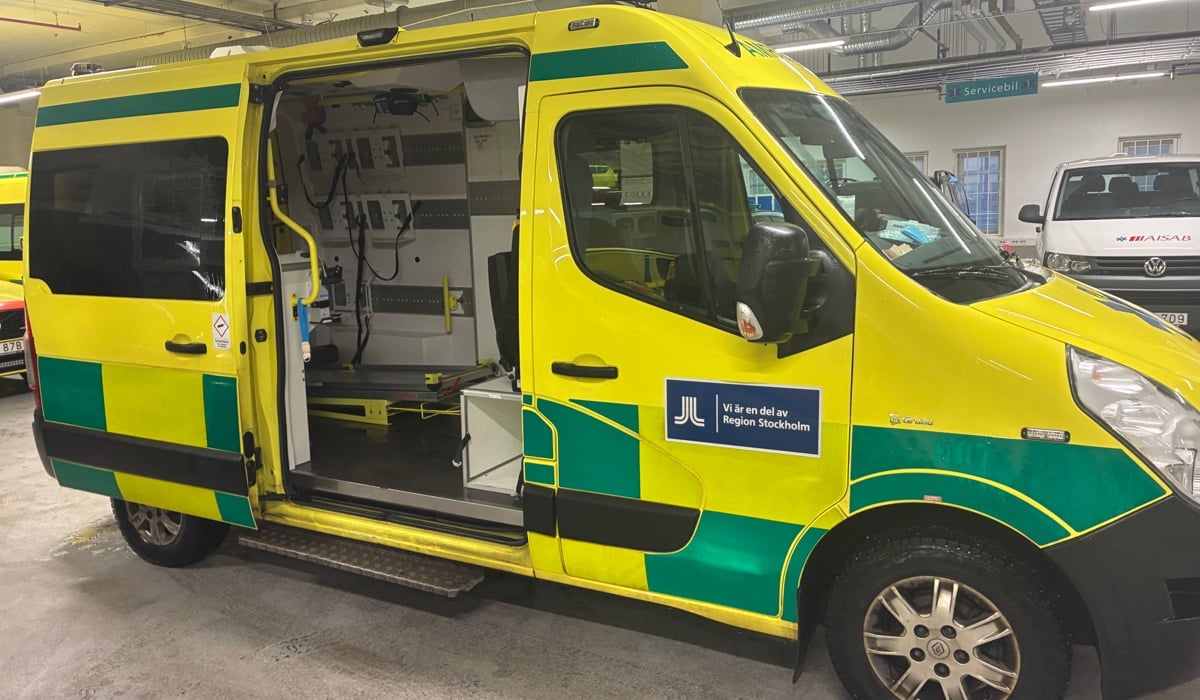 Ambulans i garage.