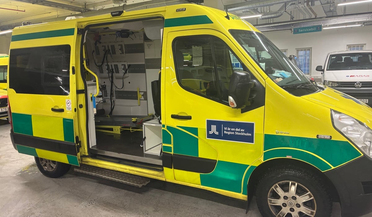Ambulans i garage.