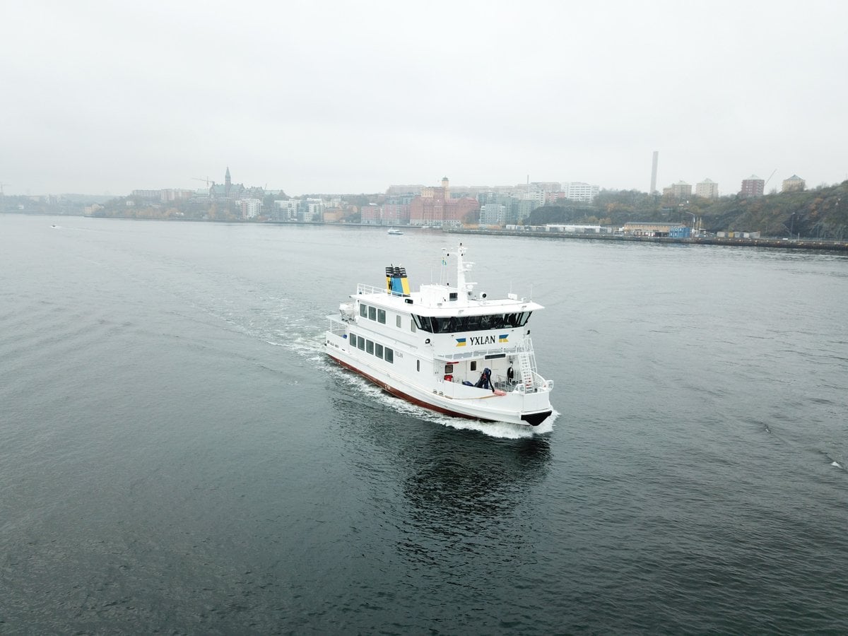 Fartyg vid namn Yxlan som navigerar längst med Stockholms innerstad.