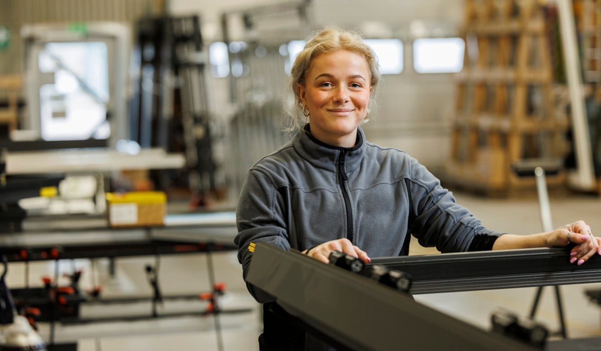 Ung kvinna i verkstadsmiljö