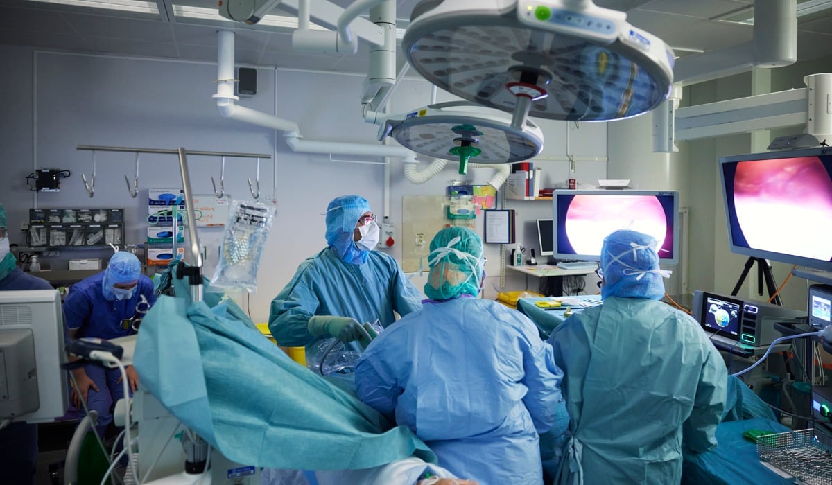 En grupp läkare som utför operationer på ett sjukhus.