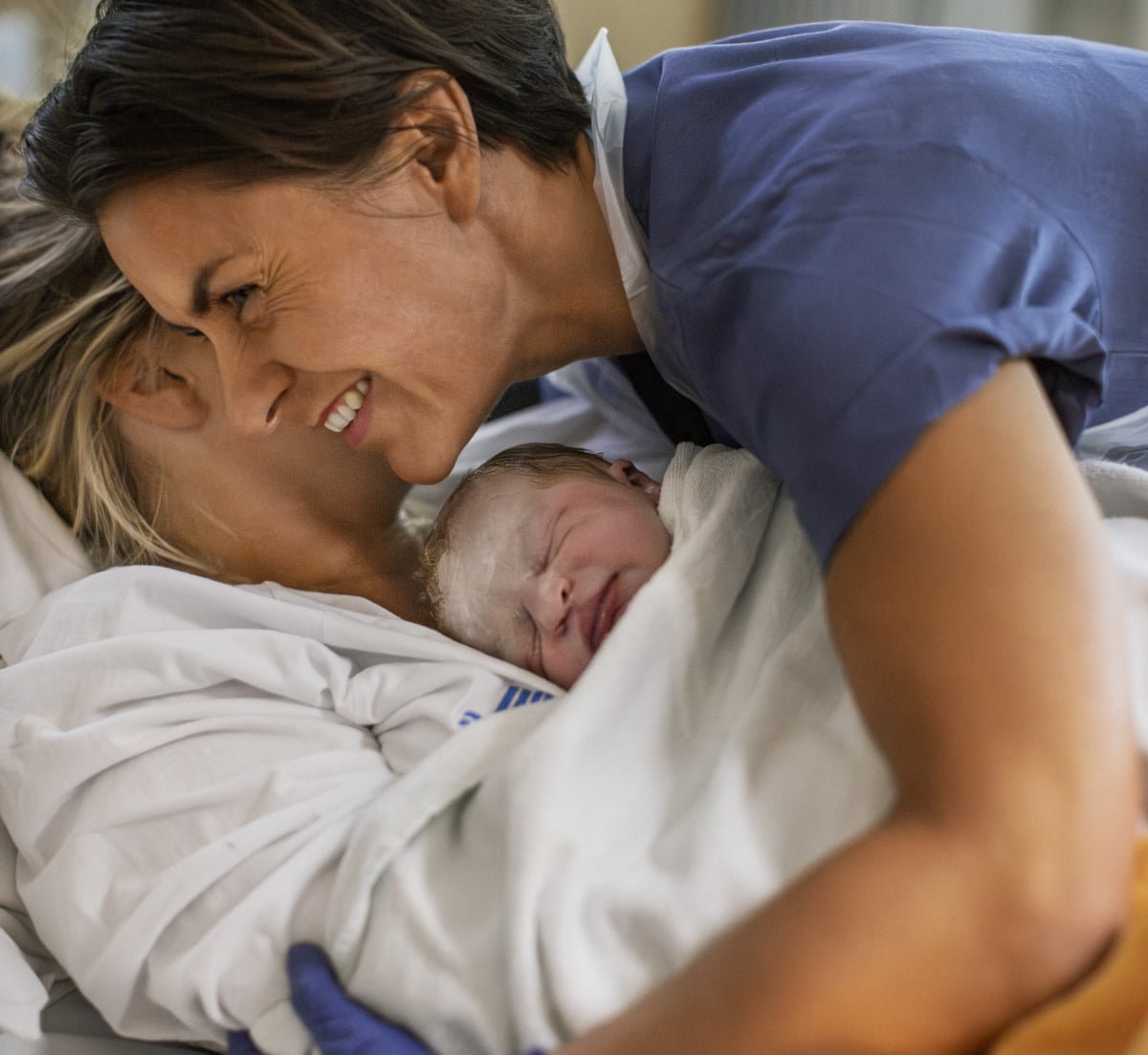 Barnmorska, mamma, bebis