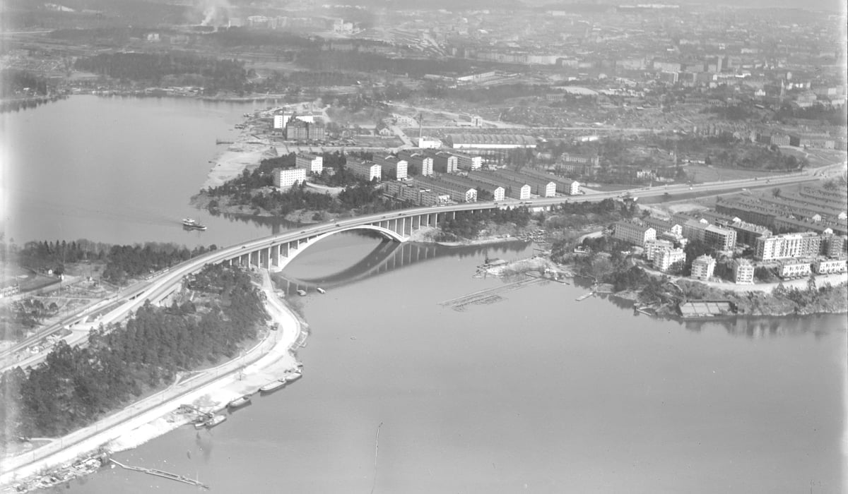 Flygfoto över en stadsmiljö. I mitten syns en bro mellan två öar. 