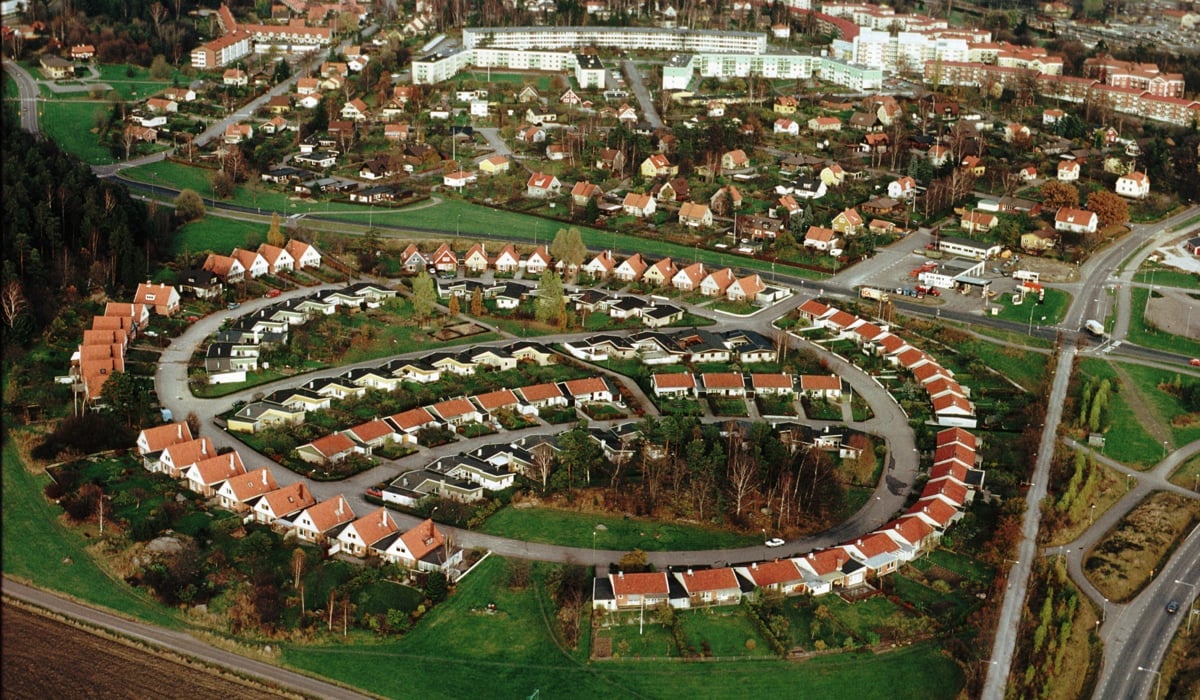 Flygfoto över ett bostadsområde format som ett ägg. 