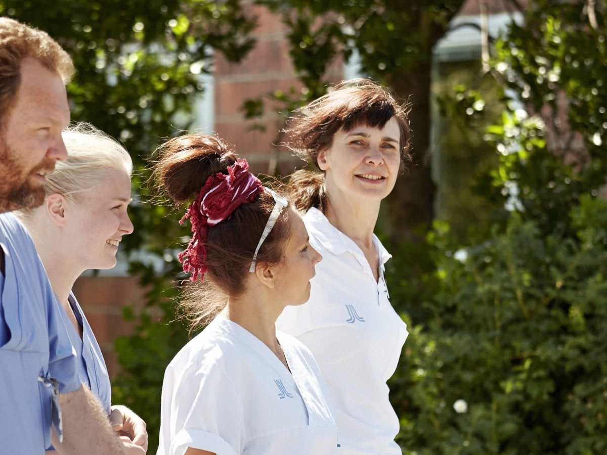 Fyra personer går utomhus.