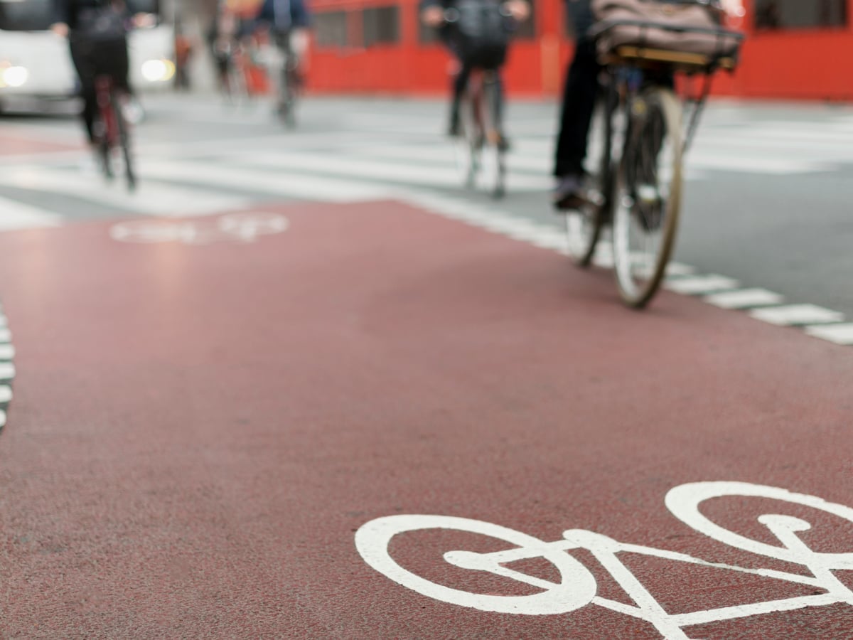 Bild på cykelbana med cyklister.