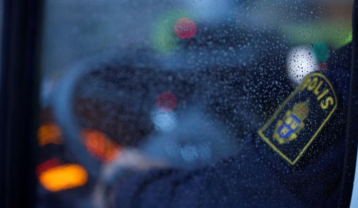 Suddig bild in genom bilruta. Ratt och arm på polis.