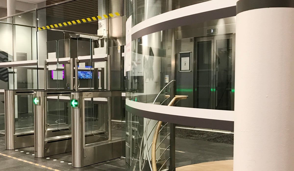 En stor byggnad med en massa trappor inuti.