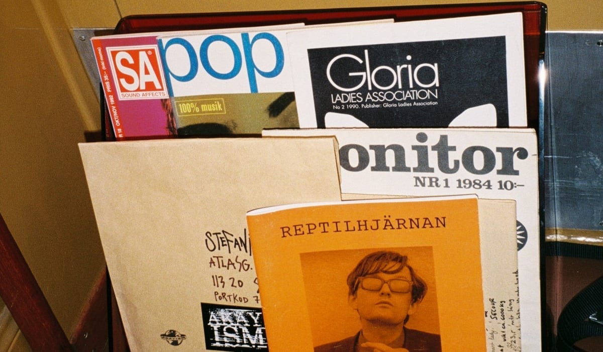 En samling med tidningar i ett tidningställ.