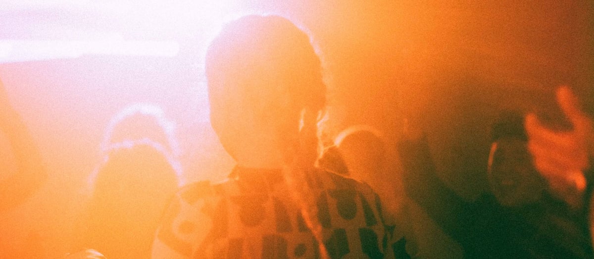 Ungdomar dansar på ett dansgolv i strålkastarljus 