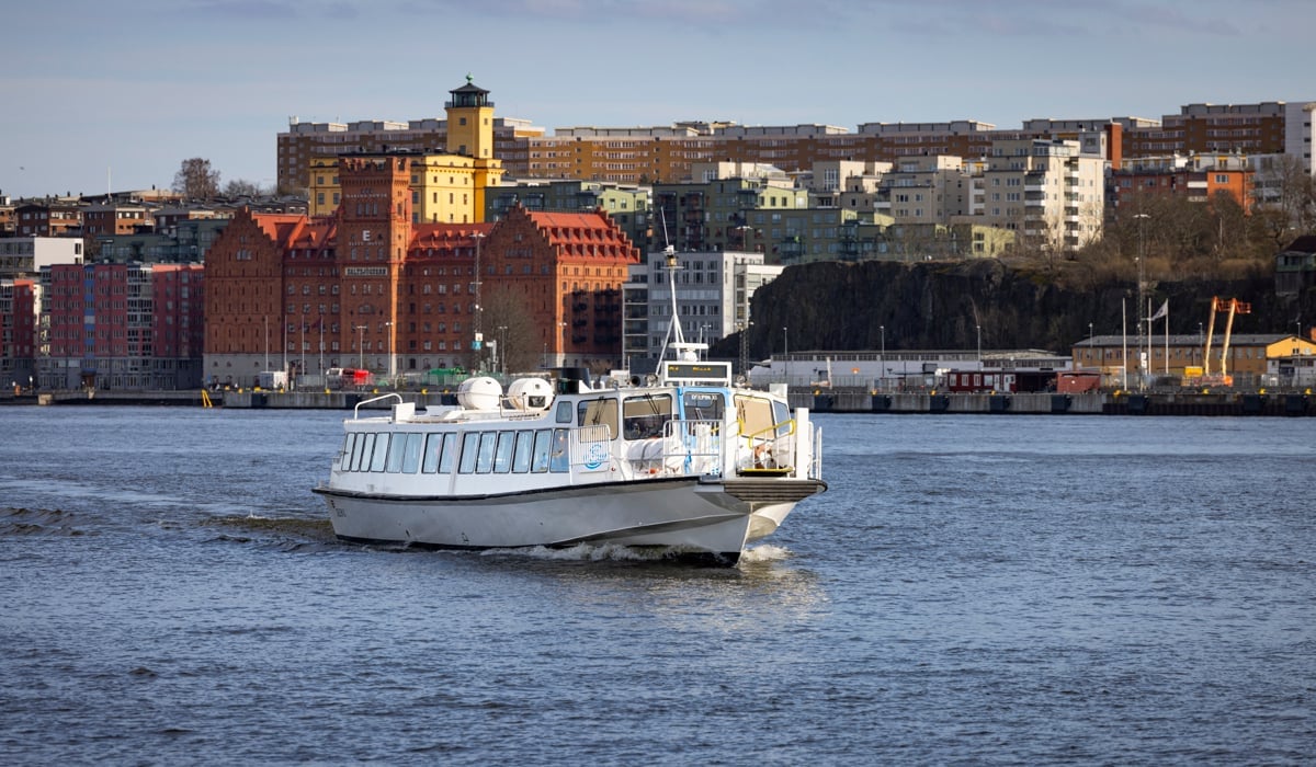 Pendelbåt på vatten.