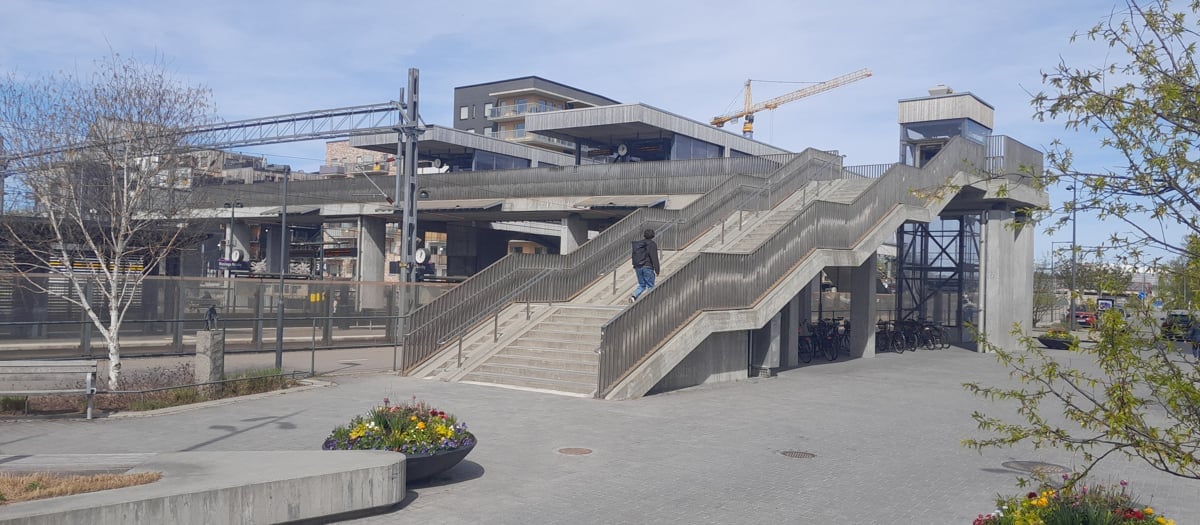 Trappa och bro över spåren på station Roslags Näsby