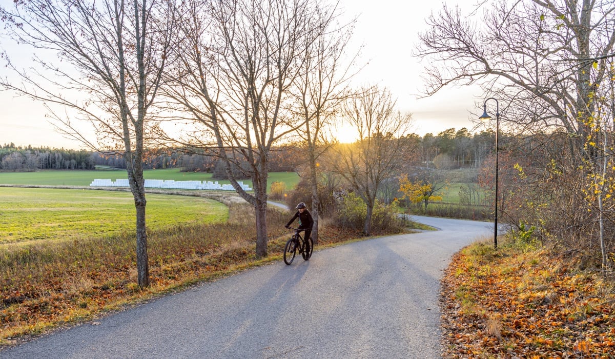 En person som cyklar längs en väg.