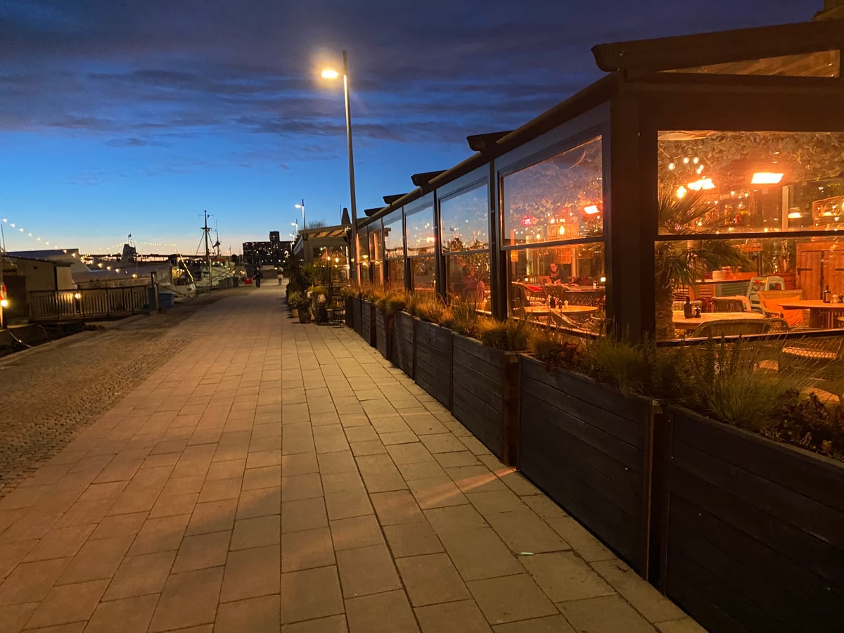 Restaurang i kvällsljus