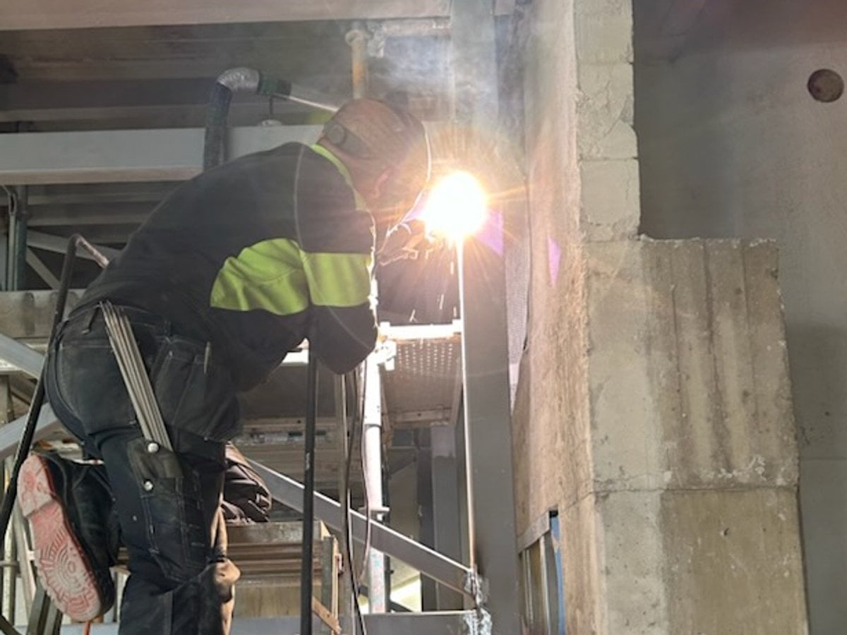 svetsar hisschakt i Slussens tunnelbana