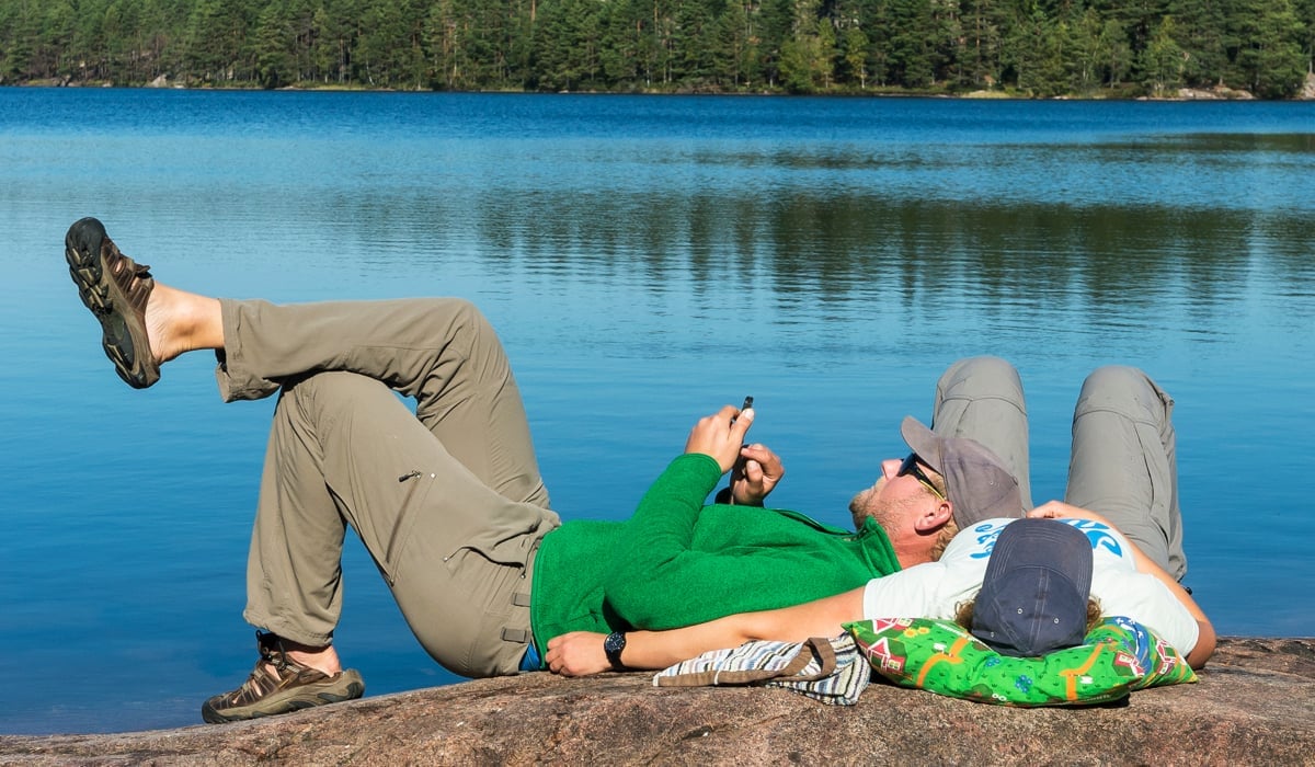 Två personer njuter av dagen på en klippa
