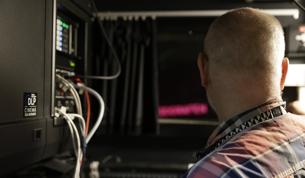 Biografmaskinist i en biografs maskinrum