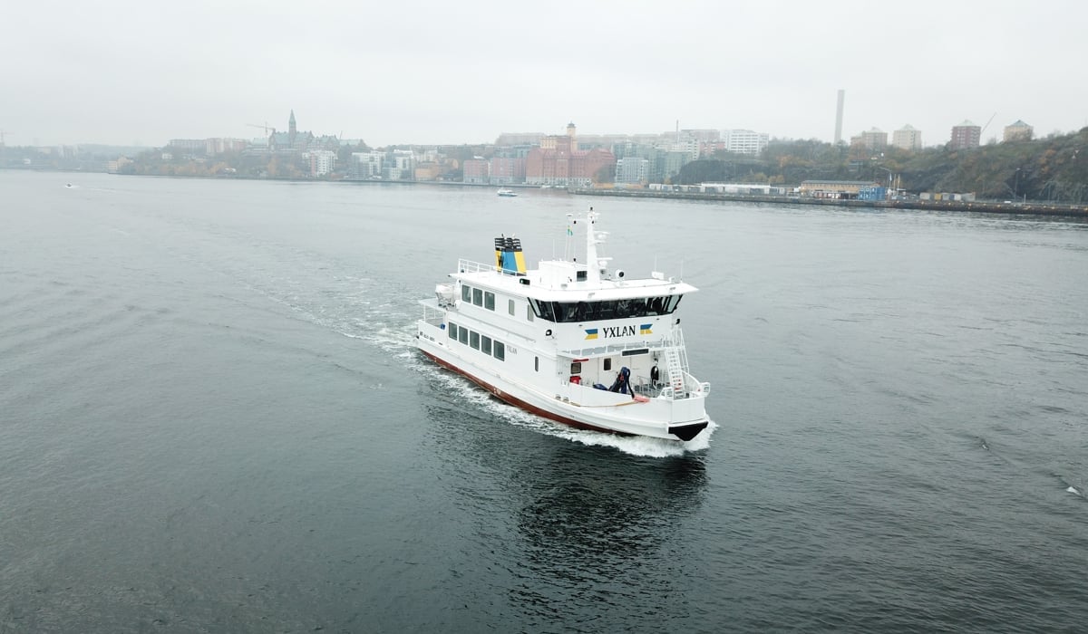 Fartyg vid namn Yxlan som navigerar längst med Stockholms innerstad.