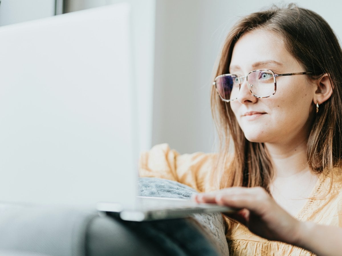 En kvinna sitter framför en datorskärm. 
