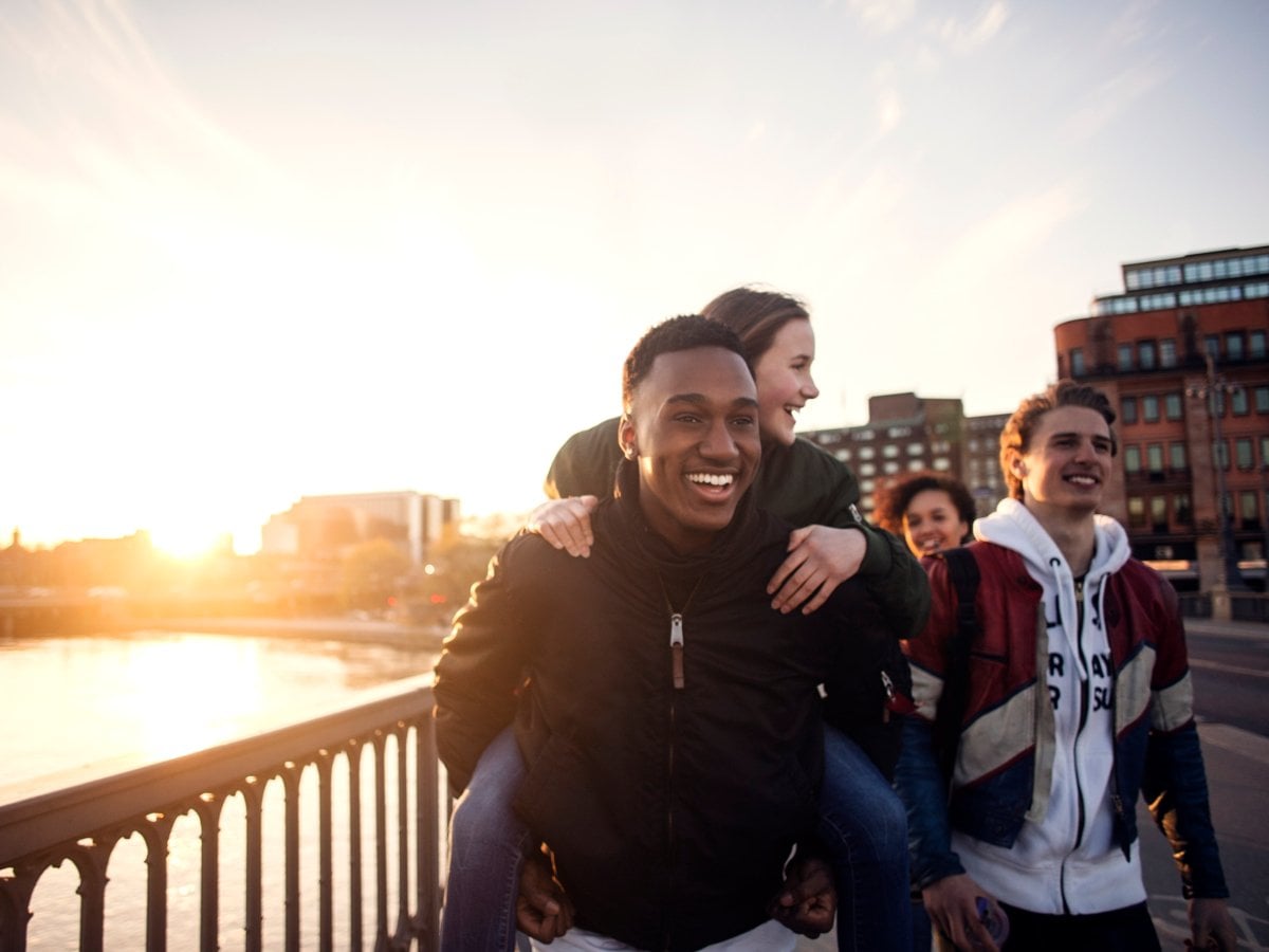 Ungdomar i centrala Stockholm med solnedgång i bakgrunden