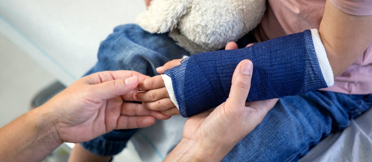 Akutmottagning på sjukhus med ung patient och personal i behandlingsrum