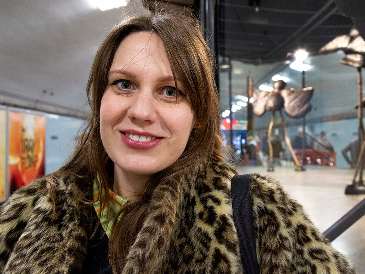 Ester framför montern.