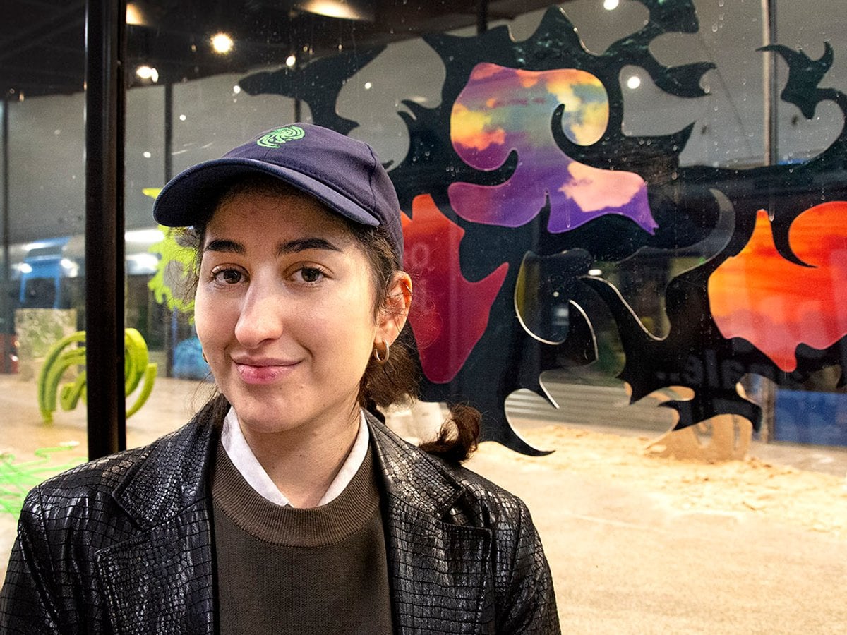 Hanna framfrö montern. Stora utskruna färgstarka figurer, som tredimensionella figurer.