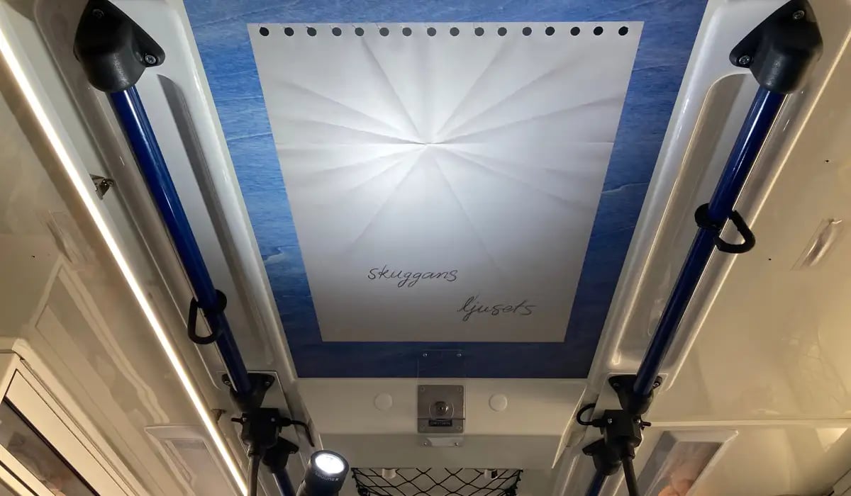 Konst i ambulans omfattar konst i tak, väggar och fönster i ambulansen. I taket en bild av en blyertsteckning uppförstorad.