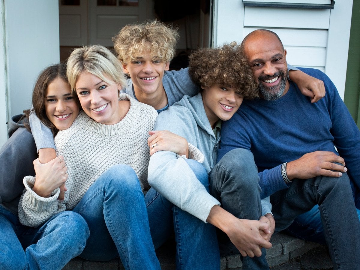 En grupp människor som poserar för en bild.