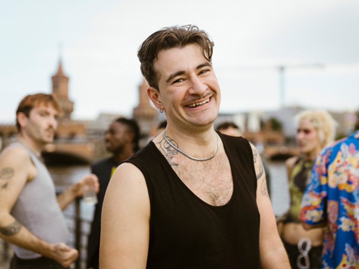 Härlig bild på kompisgäng vid strandkaj. Det är sommar och livet leker. 