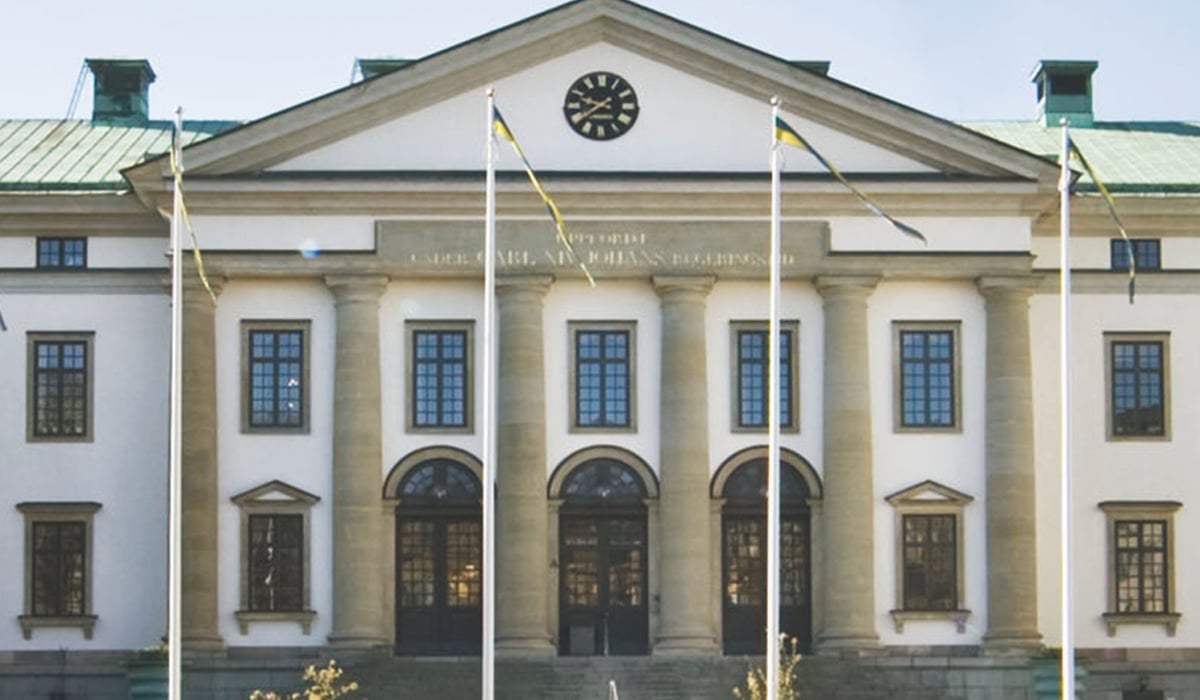 Exteriör bild på Landstingshusets huvudentré.