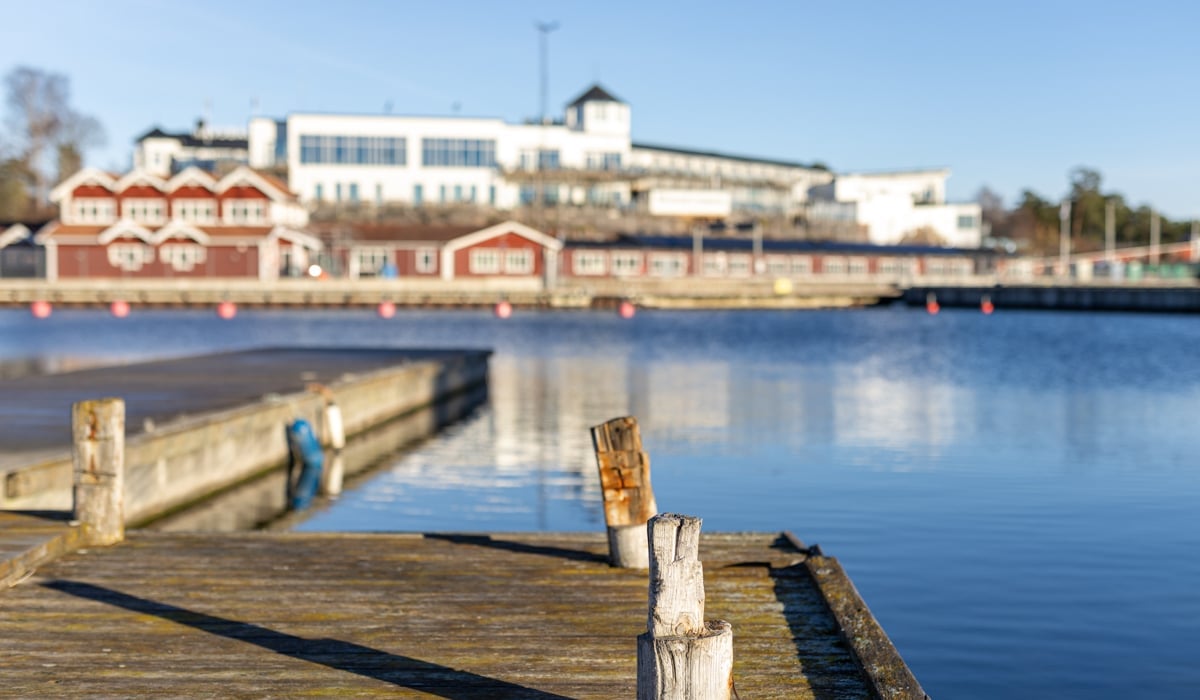 En träbrygga som ligger intill ett vattenområde.
