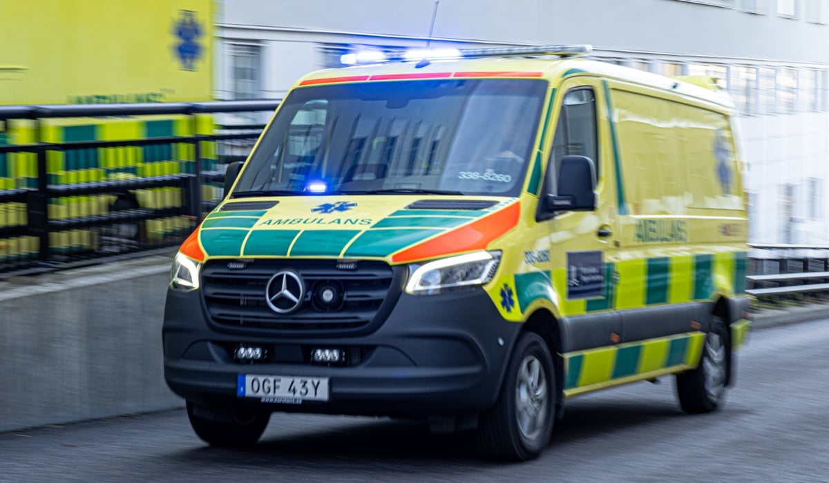 En ambulans kör på en ambulansuppfart.