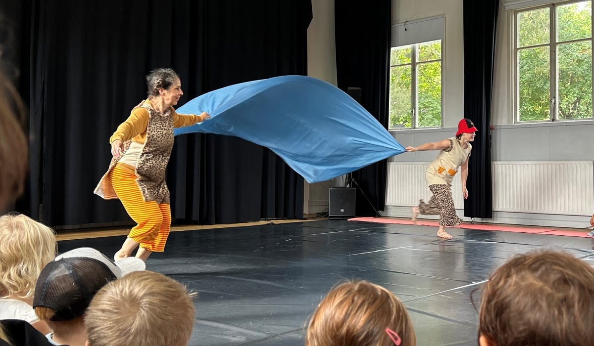 Barn som tittar på dans