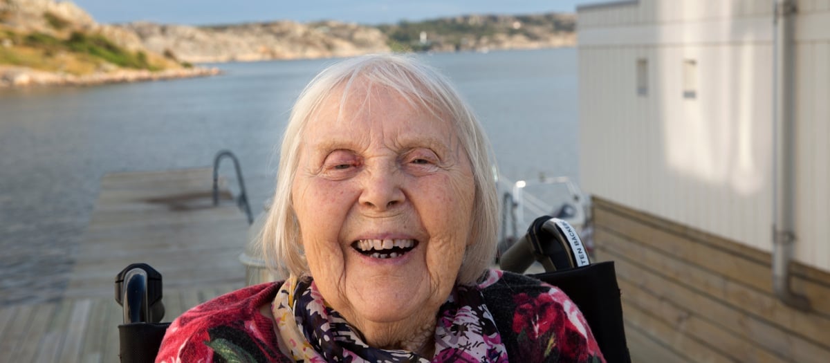 Kvinna i rullstol i skärgårdsmiljö