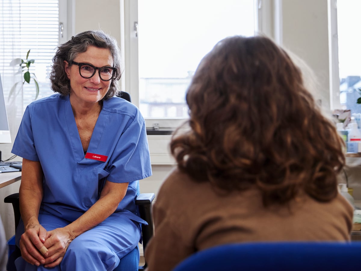 Läkare och person i ett vårdsamtal