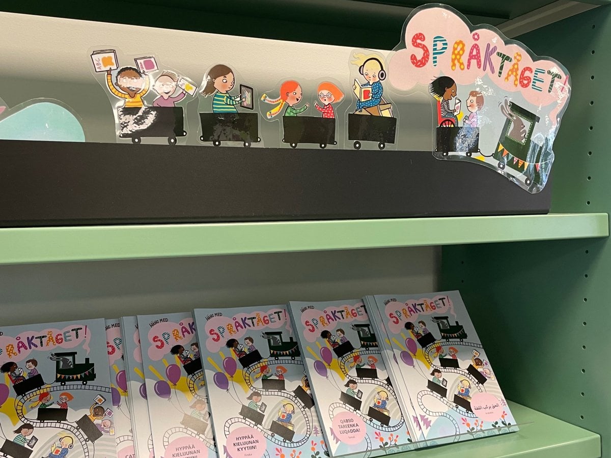 Hylla med språktåget-material