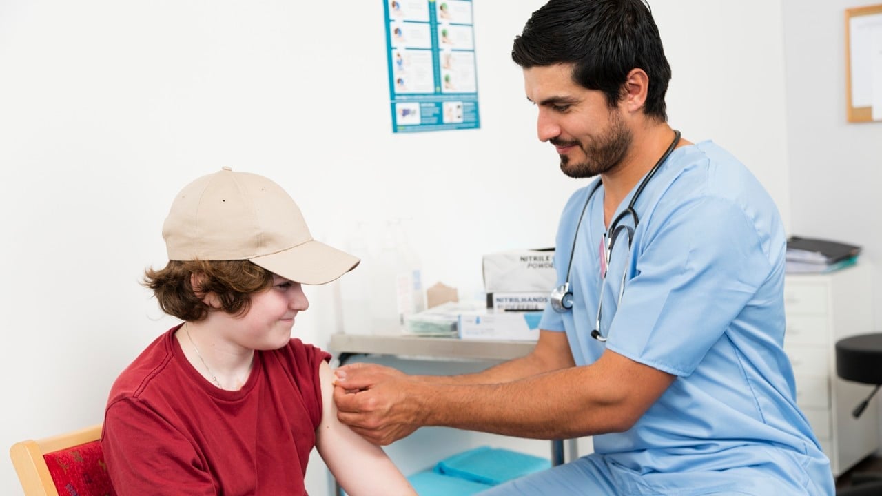 Läkare undersöker ungdom