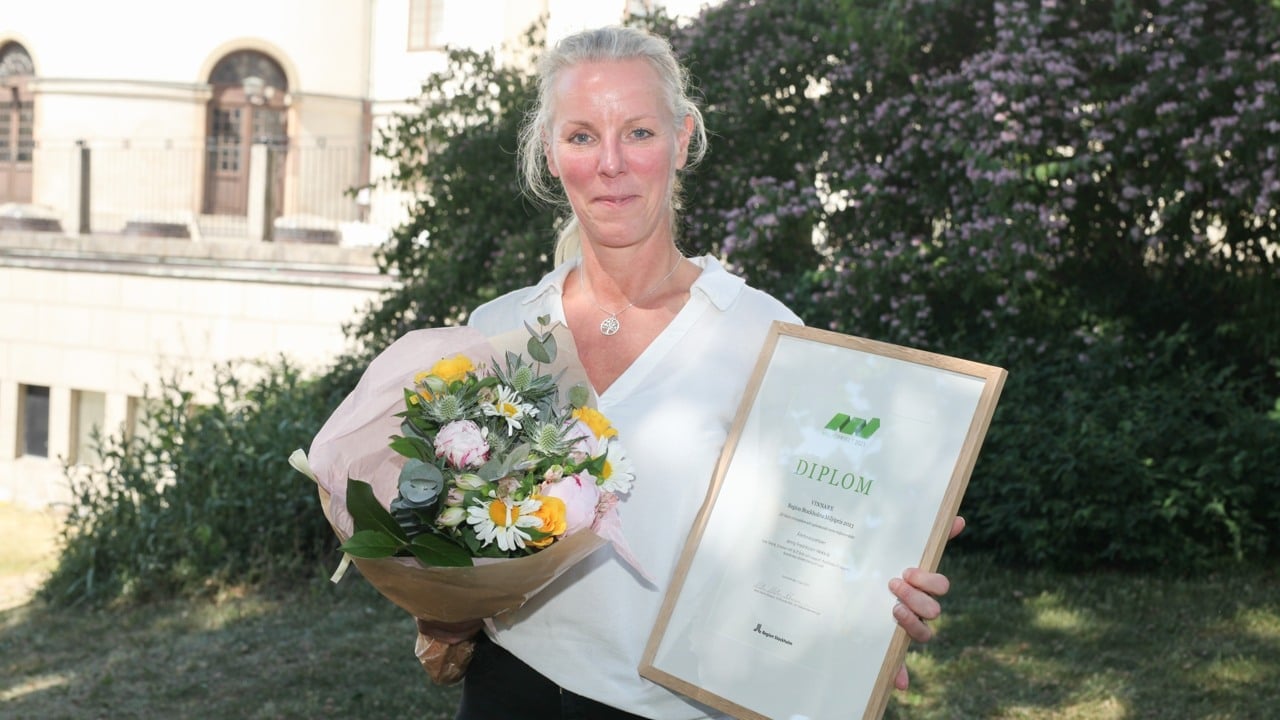 Kvinna som håller i ett diplom