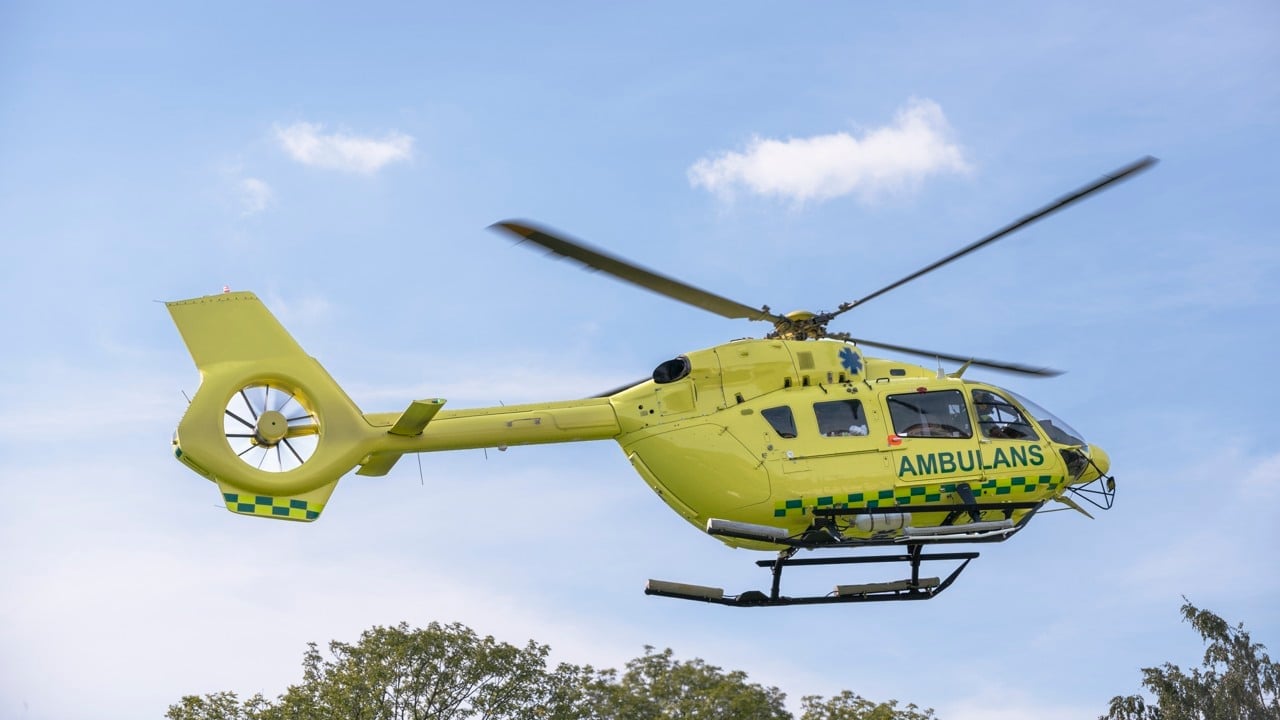 En ambulanshelikopter lyfter