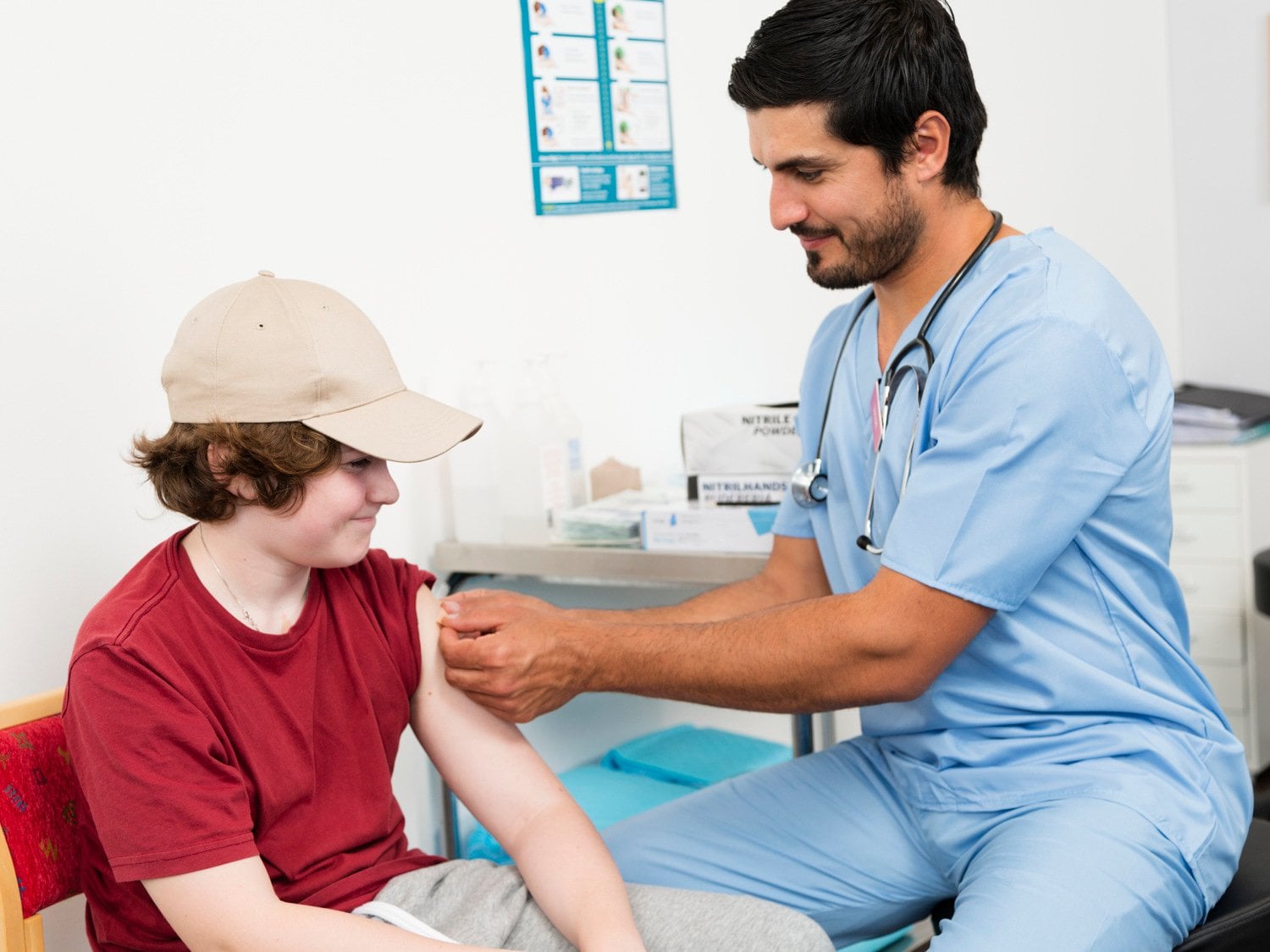 Medarbetare inom vården undersöker ett barn