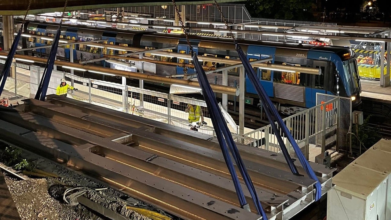 Länkbalk lyfts på plats vid Gamla stans station.