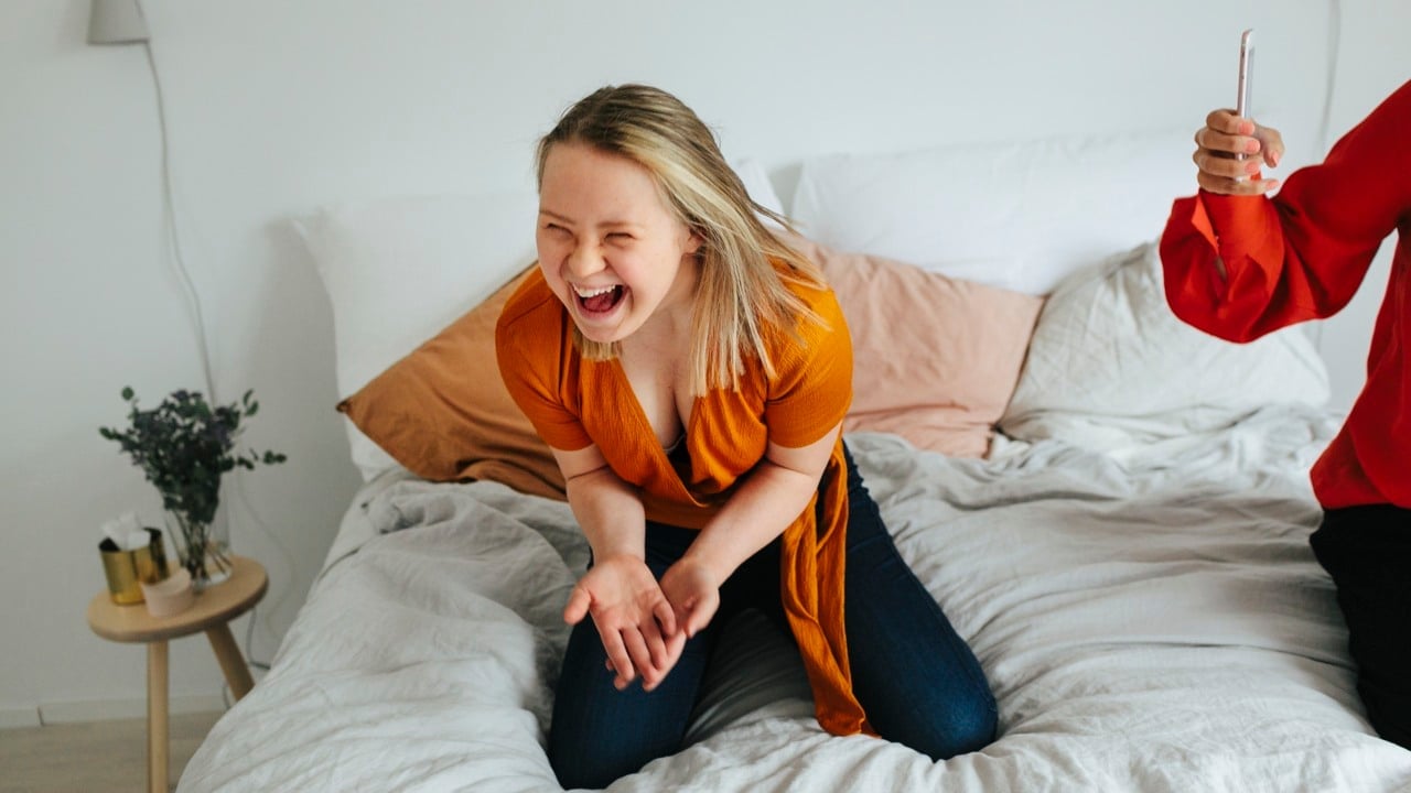 En ung kvinna med ett stort leende