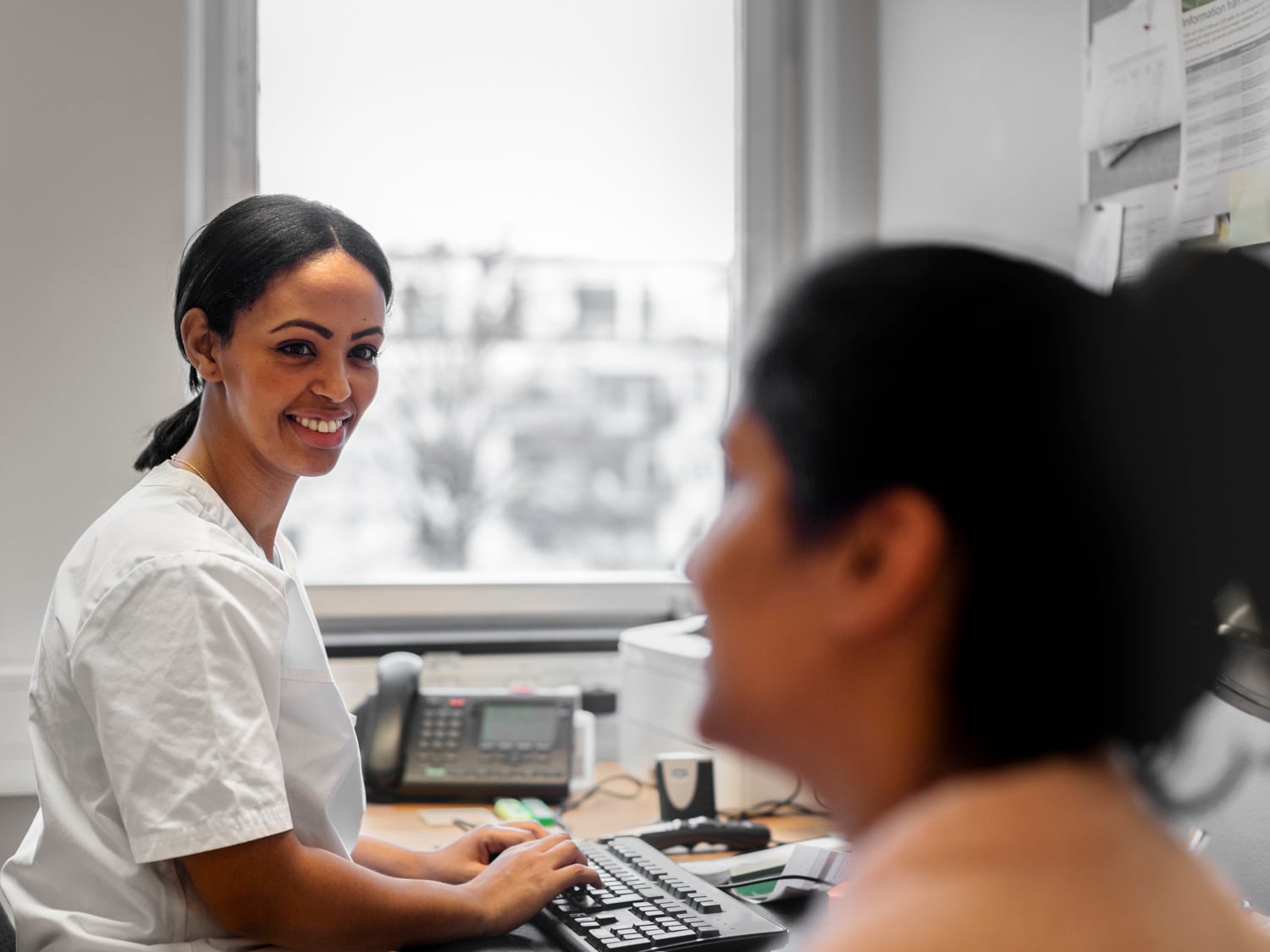 En medarbetare inom vården samtalar med patient