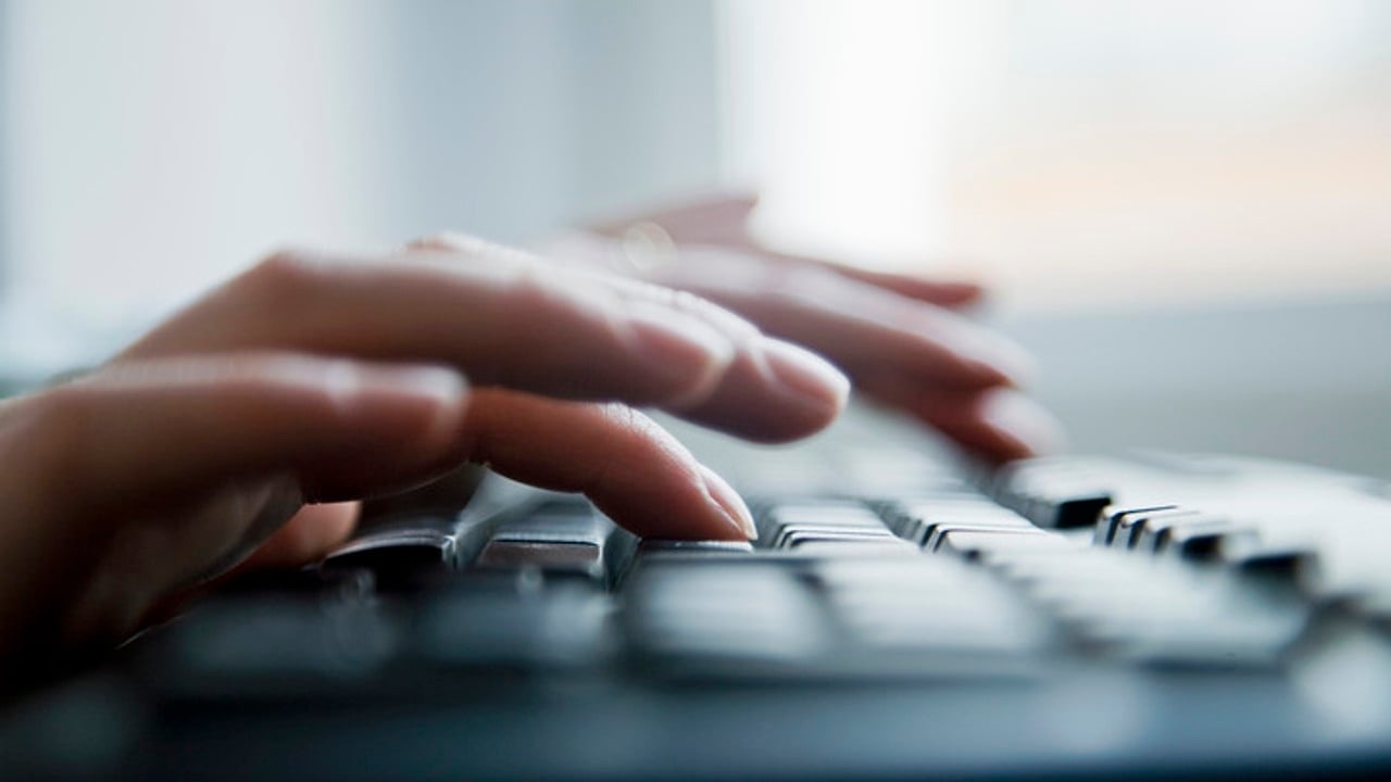 Händer som skriver på ett tangentbord